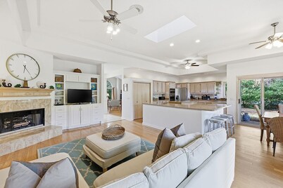 Beautiful Home, Close to Beach, Lagoon, Fantastic Pool!