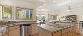 Beautiful Home, Close to Beach, Lagoon, Fantastic Pool!