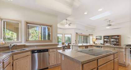 Beautiful Home, Close to Beach, Lagoon, Fantastic Pool!