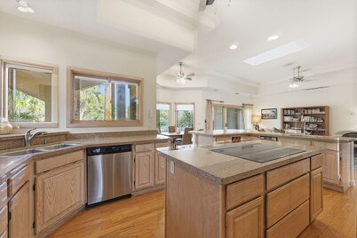 Beautiful Home, Close to Beach, Lagoon, Fantastic Pool!