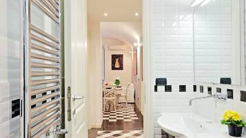 Doccia, asciugacapelli, bidet, asciugamani