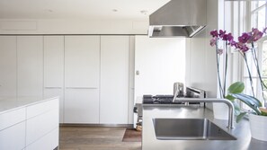 Fridge, microwave, oven, stovetop - 2.5m Notting Hill Loft Home Triple Aspect Privacy Chef Kitchen Portobello Road (London)