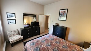 2 habitaciones, tabla de planchar con plancha, wifi y ropa de cama 