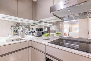 Réfrigérateur, micro-ondes, plaque de cuisson, lave-vaisselle