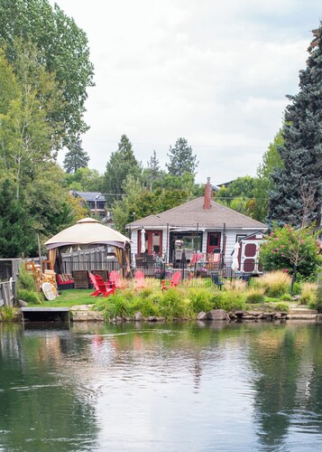 RIVERFRONT COTTAGE EPIC WALKABLE LOCATION ON RIVER