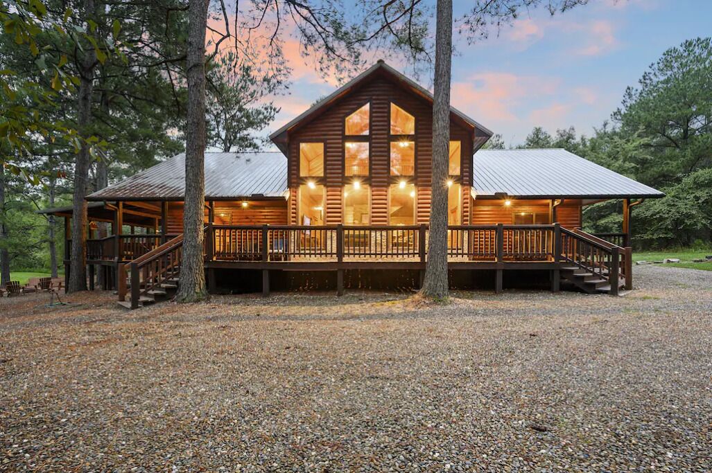 Hot Tub, Pool Table, Fishing Pond, Arcade & Playground-Great Family Cabin