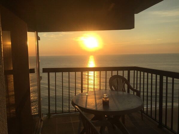 Balcony w/round table and 6 chairs