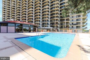 Alberca techada y alberca al aire libre