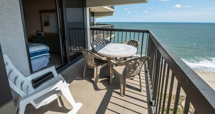 - Condominio frente al océano con orientación sur, océano, piscinas y vistas a la bahía
