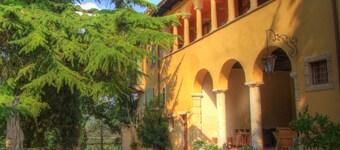 Historic Villa/Classic Food & Wine retreat with Swimming Pool Wifi a/c parking