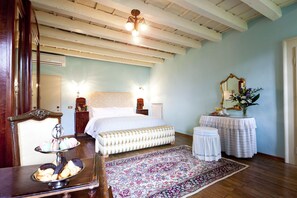 6 slaapkamers, een bureau, een strijkplank/strijkijzer, reisbedje