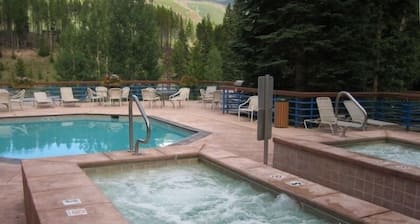 Ski-In, Ski-Out, Corner Unit. Sleeps 4. Hot Tubs, Pool, 55" TV. Near Base