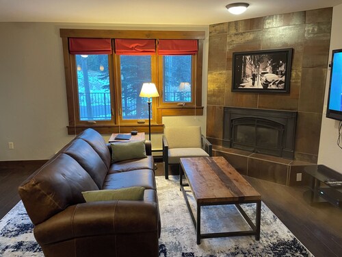 Ski-In, Ski-Out, Corner Unit. Sleeps 4. Hot Tubs, Pool, 55" TV. Near Base