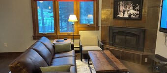 Ski-In, Ski-Out, Corner Unit. Sleeps 4. Hot Tubs, Pool, 55" TV. Near Base