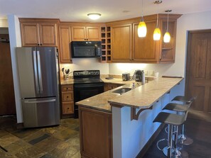 Fridge, microwave, oven, stovetop - Ski-In, Ski-Out, Corner Unit. Sleeps 4. Hot Tubs, Pool, 65" OLED TV. Near Base (Winter Park)
