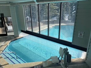 Innendørsbasseng og utendørsbasseng