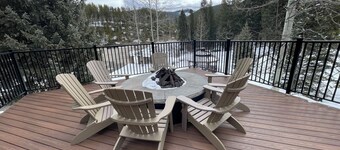 Ski-In, Ski-Out, Corner Unit. Sleeps 4. Hot Tubs, Pool, 65" OLED TV. Near Base