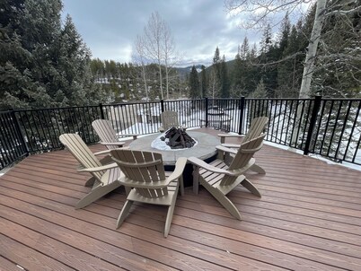 Ski-In, Ski-Out, Corner Unit. Sleeps 4. Hot Tubs, Pool, 65" OLED TV. Near Base