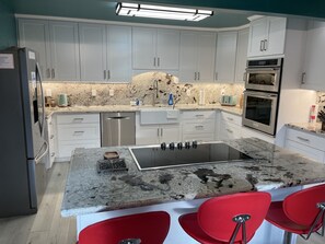 Fridge, microwave, oven, stovetop - Kid Friendly with Breathtaking Views on 10 Acres (Sonoma)