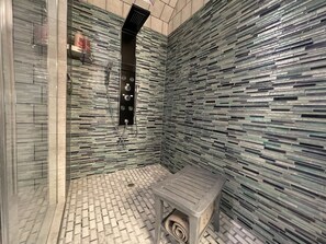 Ensemble douche/baignoire, sèche-cheveux, serviettes fournies, savon