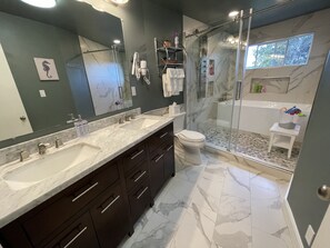 Combined shower/bathtub, hair dryer, towels, soap - Kid Friendly with Breathtaking Views on 10 Acres (Sonoma)