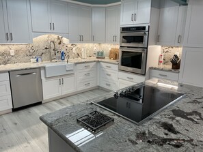 Geladeira, micro-ondas, fogão, cooktop