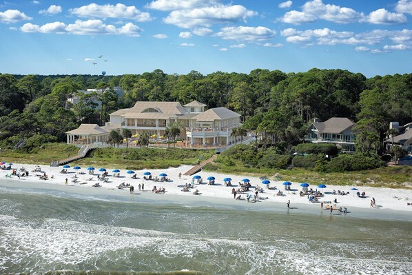 Beach nearby, sun-loungers, beach towels