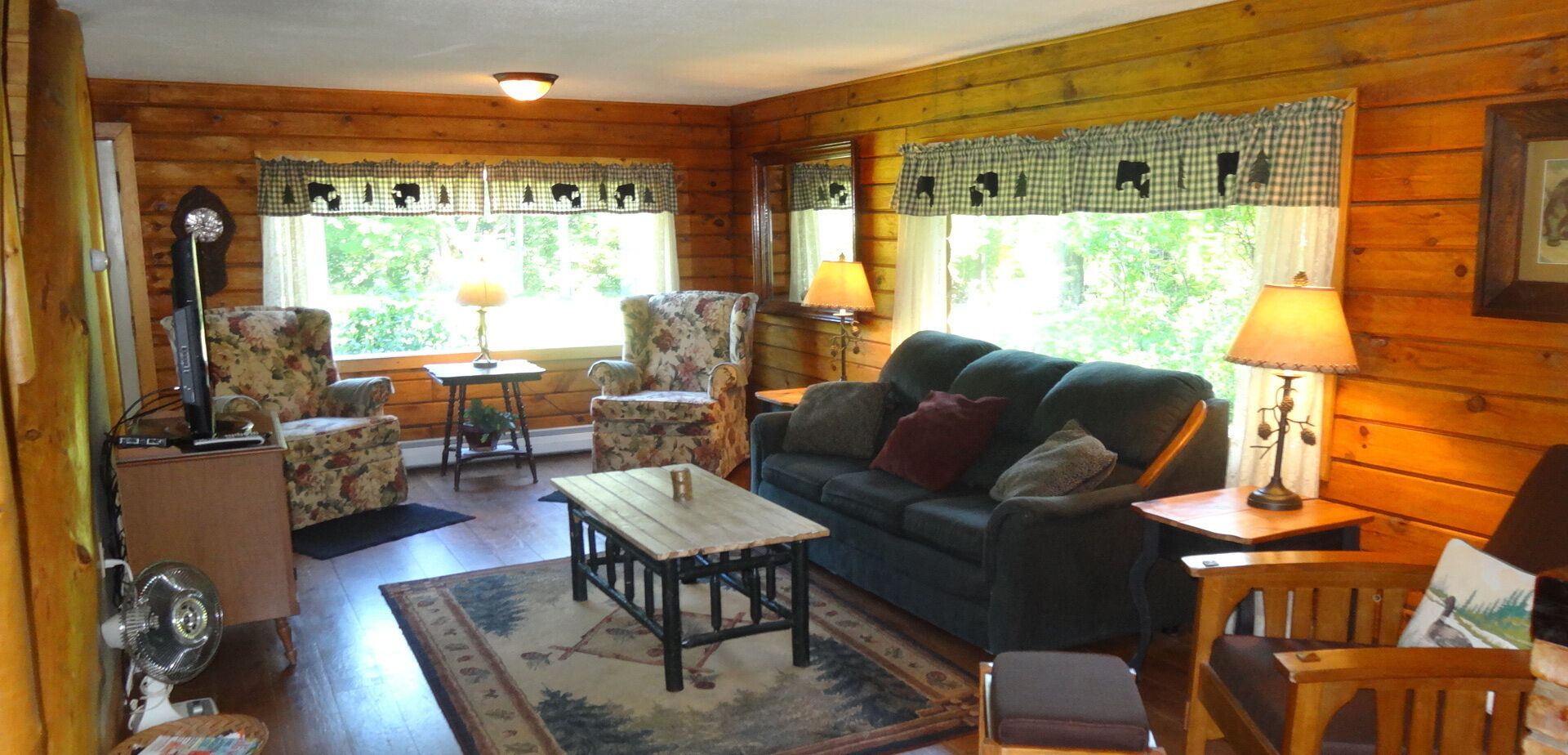 Smart TV, DVD player, mesa de pingue-pongue