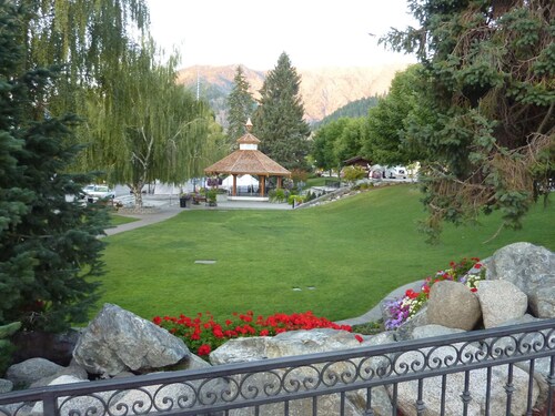 Leavenworth Vacation Rental, Luxury , Downtown,  Amazing Mountain View Condo, 
