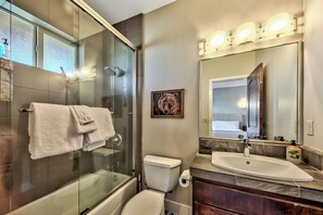 Combined shower/bathtub, jetted bath, hair dryer, towels - 6 bedroom Luxury w/Indoor Pool, Movie Theater, Game Room (South Lake Tahoe)