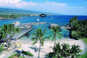 Sur la plage, chaise longue, serviettes de plage