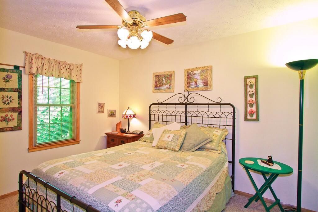 2 bedrooms, iron/ironing board, internet, bed sheets