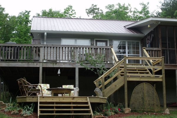 Hawk's Nest Hideaway has plenty of outdoor living space