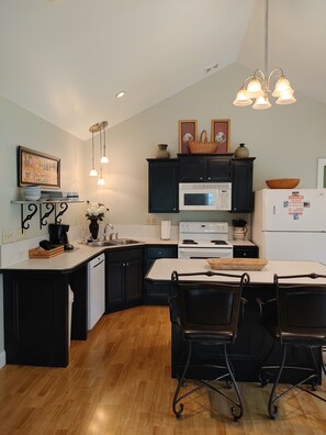 Jääkaappi, mikroaaltouuni, uuni, liesi