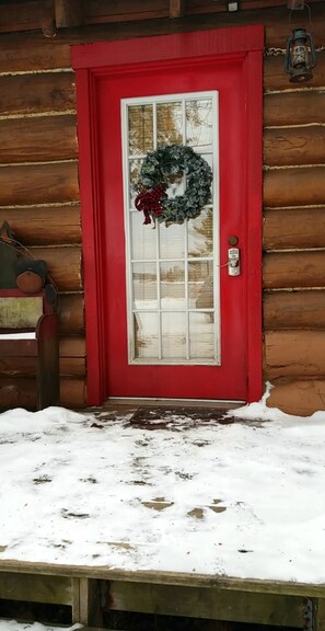 Exterior detail - Pet -friendly Cabin on Lake Superior at Sunset Cove Resort  (Baraga)