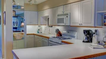 Køleskab, mikrobølgeovn, ovn, kogeplade