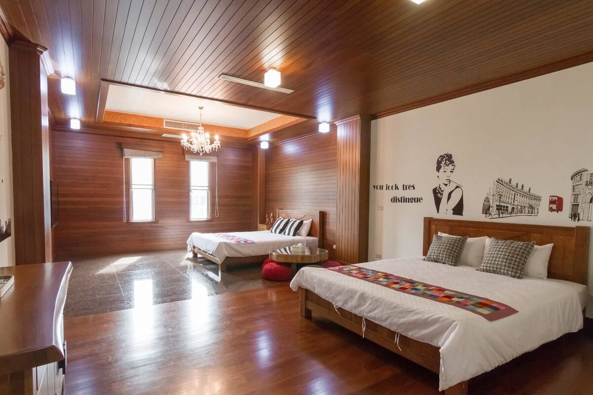 Chambre quadruple luxueuse, Plusieurs lits | Bureau, rideaux d’obscurcissement, système d’insonorisation