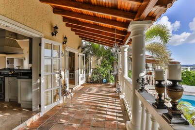 Luxurious 5000sq Villa: Private Pool, Amazing Views, Secured resort & Gameroom