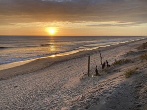 Nær stranden, solsenger og strandhåndklær