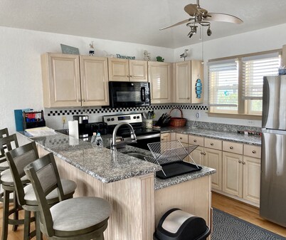 Secluded ocean getaway. Heated salt water pool & hot tub. Walk to beach, 4 min.