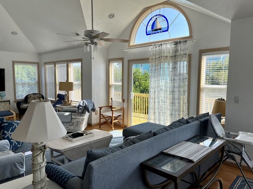 Secluded ocean getaway. Heated salt water pool & hot tub. Walk to beach, 4 min.