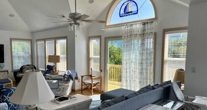 Eristäytynyt valtameren puolella. Oma uima-allas ja uusi kylpytynnyri. Korttelin päässä rannalta