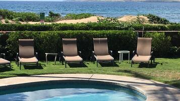 Een buitenzwembad, een verwarmd zwembad