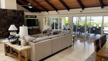 Een televisie en boeken