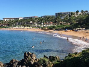 Sur la plage, chaise longue, serviettes de plage