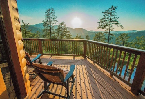 Tippy-upeimmat vuoristomaisemat, poreallas, tietosuoja, ERIKOISTARJOUKSEN KUVAUS NYT!