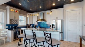 冷蔵庫、電子レンジ、オーブン、コンロ