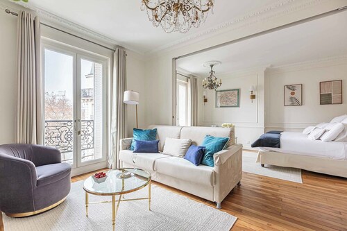 Beautiful Apartment with Eiffel Tower Views for Your Dream Vacation