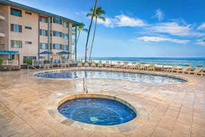 A heated pool - 2 Bedroom 2 Bath Upgraded Oceanfront Penthouse (Kailua-Kona)