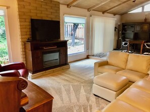 Smart TV, fireplace, DVD player, books - 3BD/2BA Single-Family House w/AC, Courtyard & Fenced Backyard for extended stays (Sunnyvale)